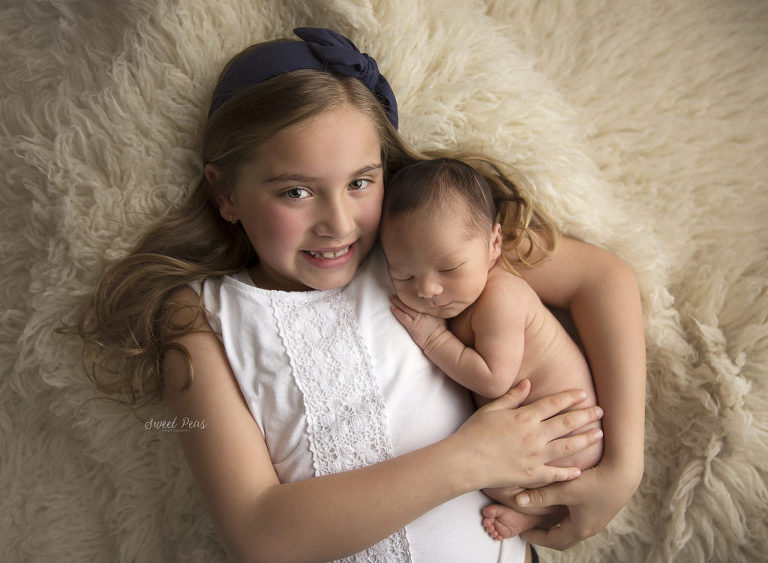 Kingman Newborn Photographer sibling pose sweet peas