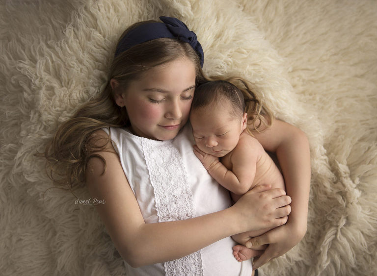 Prescott Newborn Photographer sibling pose sweet pea