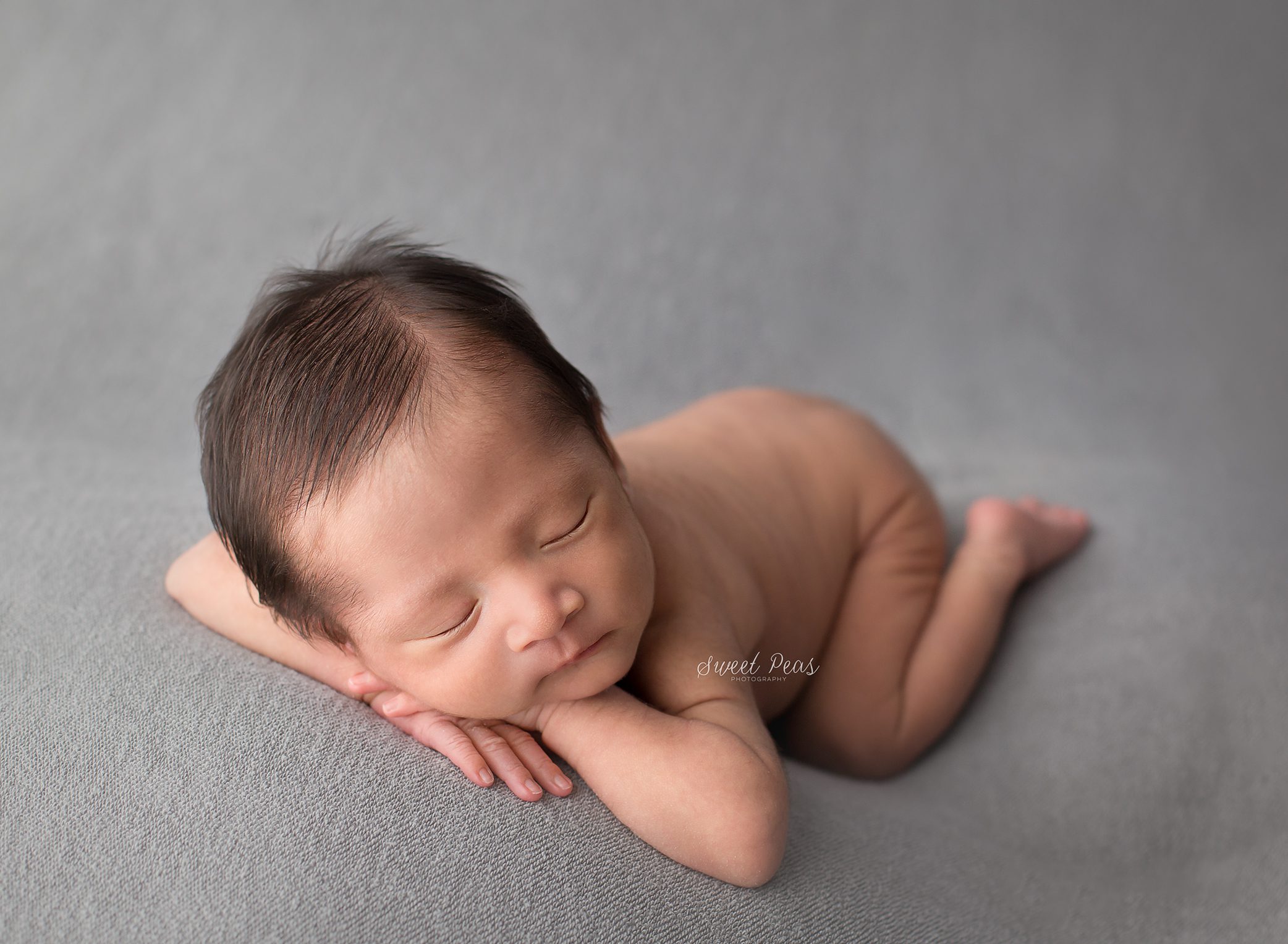 head on hands pose newborn