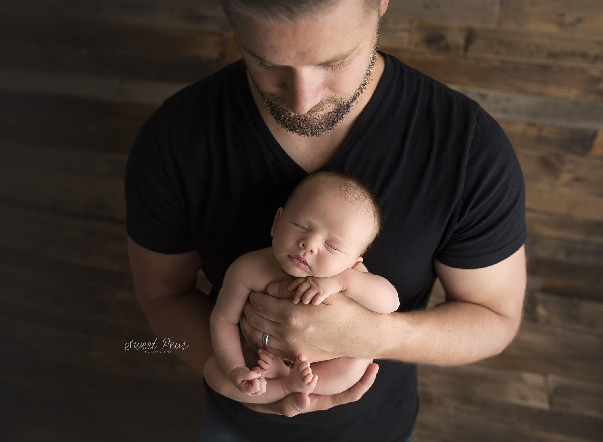 parent posing newborn photos