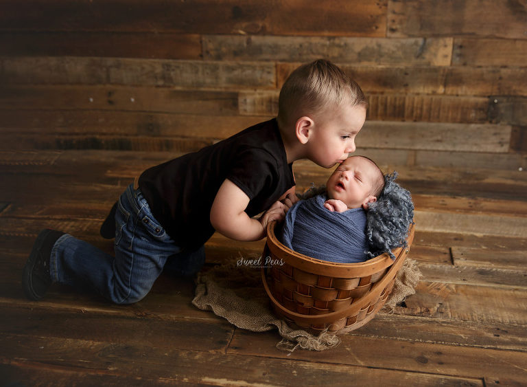 sibling pose sweet peas photography sweet pea